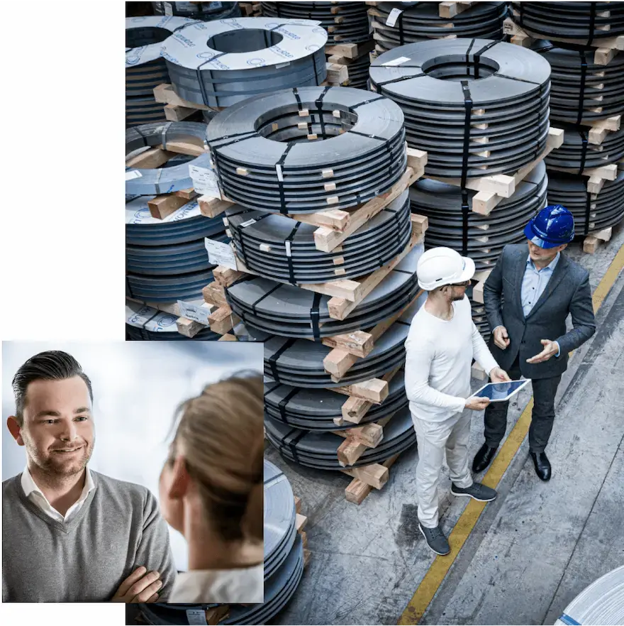 Werkstoffberatung zwischen Stahlcoils im Lager