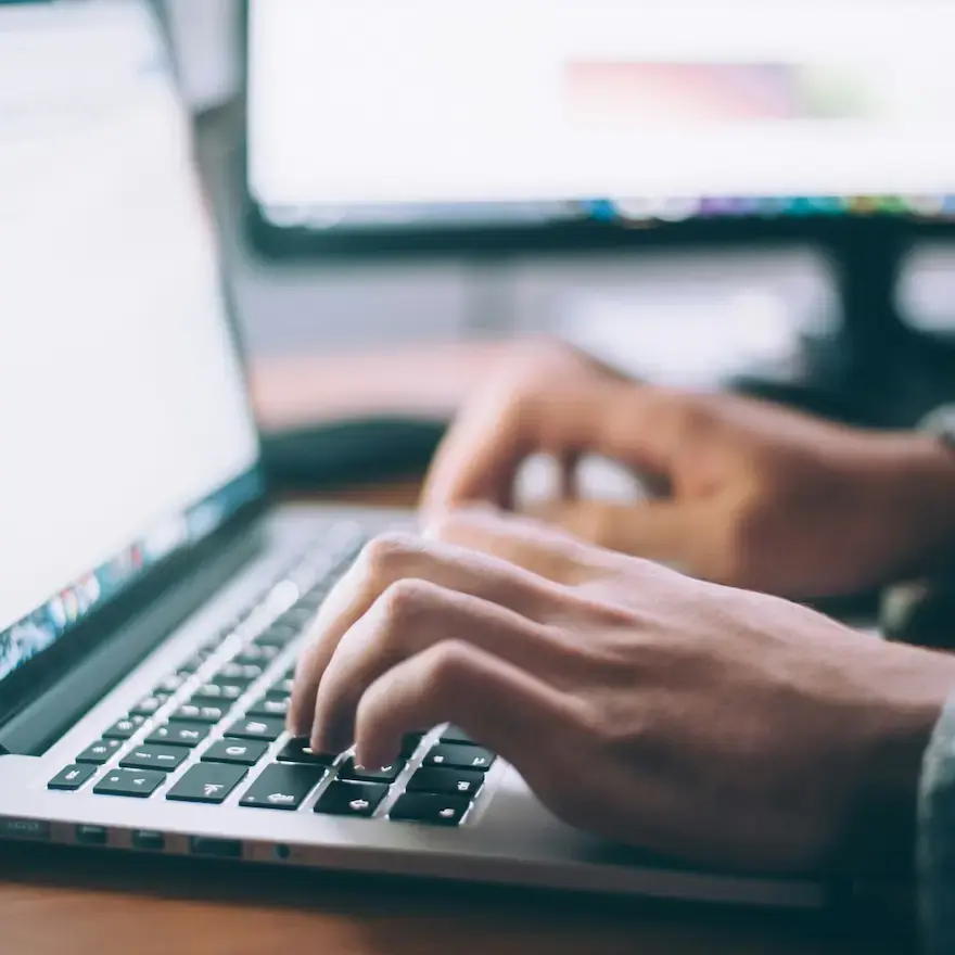 Arbeiten am Laptop mit geöffneten Anwendungen