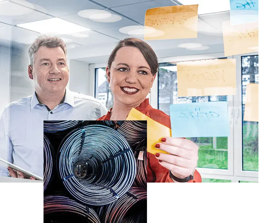 Zwei Personen vor einer Glaswand mit Post-Its